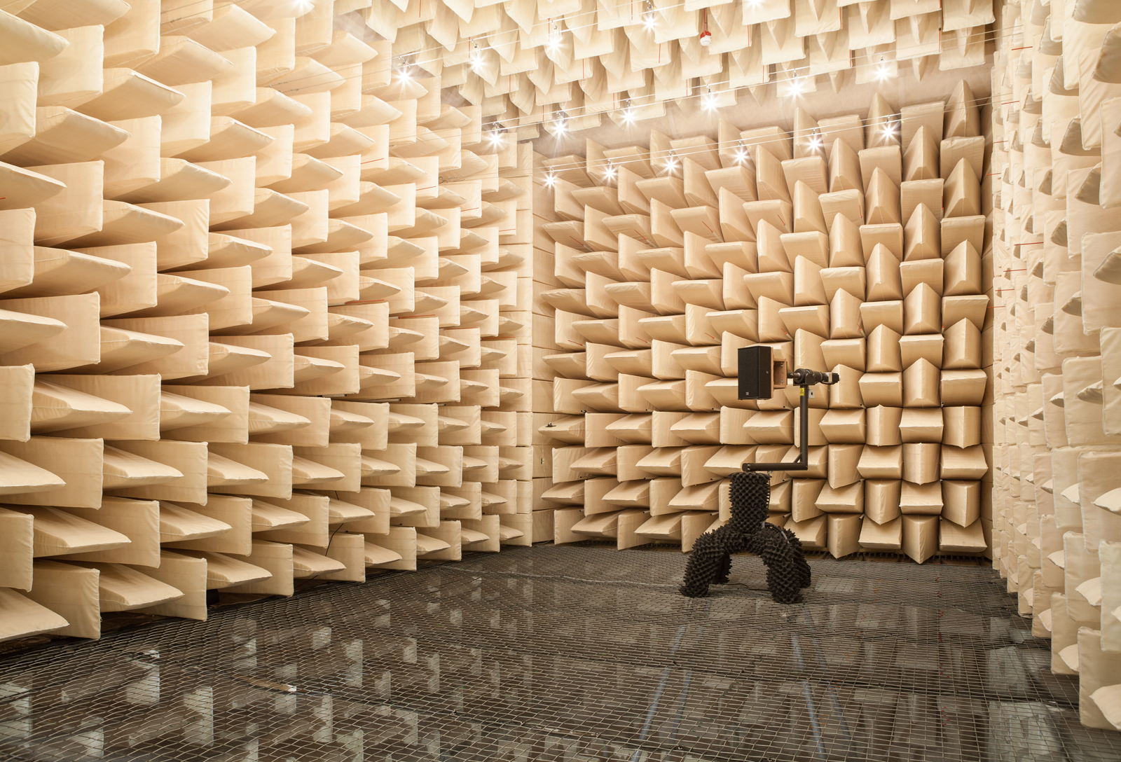 Room with absorber wedges and walking grate